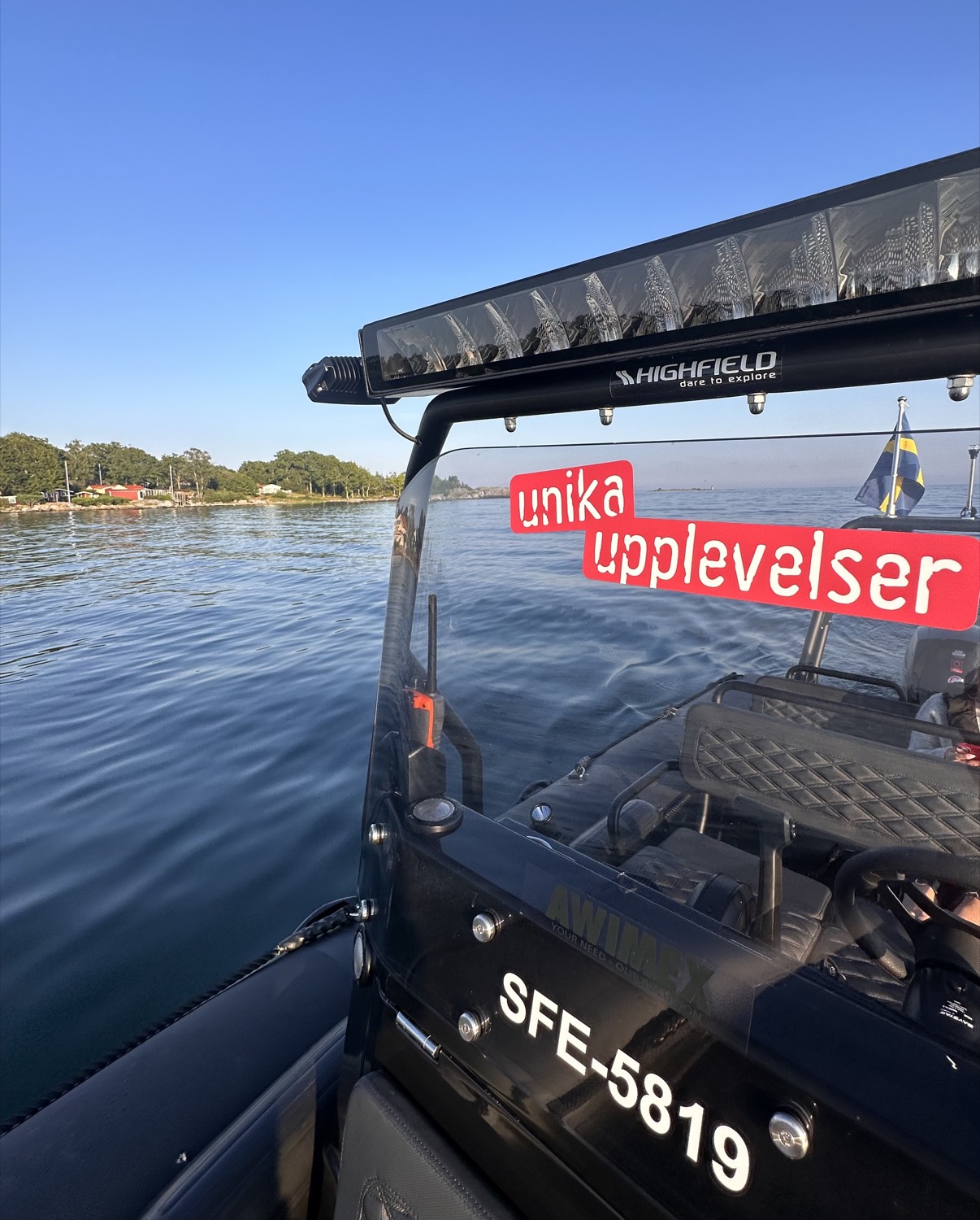 Ombord på RIB båten med Unika Upplevelser-logga