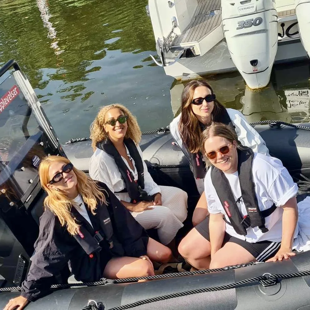 Molly Sandén med sällskap i RIB-båt med Unika Upplevelser